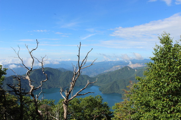 八号目以降の後ろを振り返った時の眺め。中禅寺湖が見える。