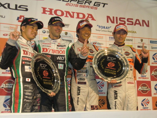 左からGT500優勝の佐々木、クルム、GT300優勝の高木、小林。