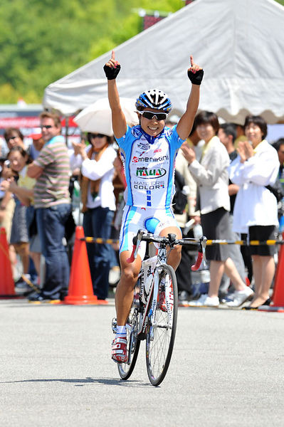 　北京五輪代表選手選考会を兼ねる第11回全日本自転車競技選手権大会ロードレースが6月1日に広島県中央森林公園で開催され、沖美穂（34＝ワナビー）が独走で優勝し、大会11連覇を飾るとともに、シドニー、アテネに続く北京五輪代表の座を確実にした。