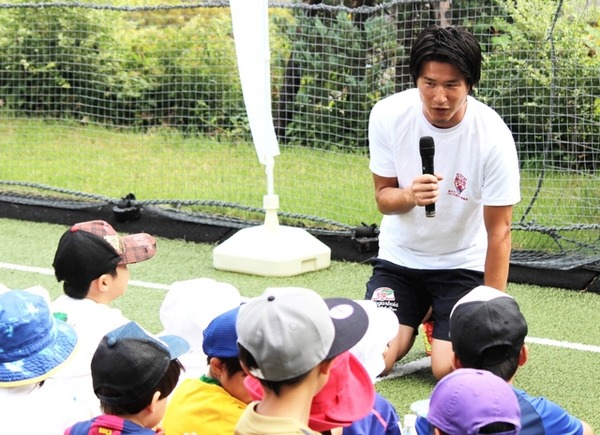 佐々木竜太氏が、子どもたちに話しかけているところ