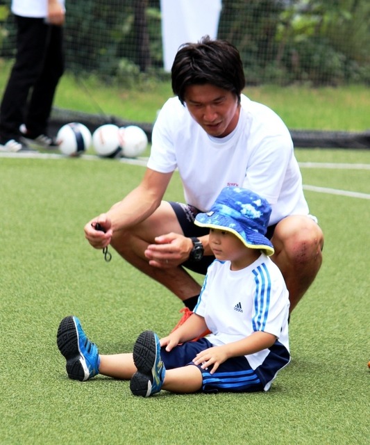佐々木竜太氏が、子どもたちにサッカーの基礎練習などを指導
