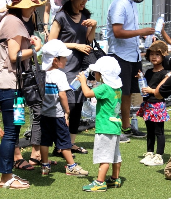 サッカー教室に参加した子どもが、水分補給として「経口補水液」を飲んでいるところ