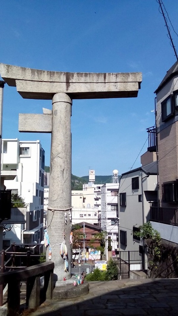 原爆によって吹き飛ばされた山王神社の二の鳥居。奇跡的に一本だけが残った