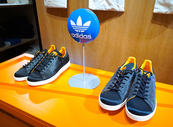 adidas Originals×PORTERのStan Smith（左：ブラック、右：ネイビー）（伊勢丹新宿店）