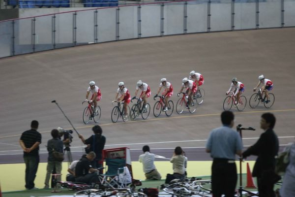 　北京オリンピックの自転車競技トラック代表8選手は6月16日、群馬県のグリーンドーム前橋で第一次強化合宿を開始した。合宿は4日間の日程。参加選手は伏見俊昭（32）、長塚智広（29）、渡邉一成（24）、永井清史（25）、北津留翼（23）の競輪選手5人と、ブリヂストン・