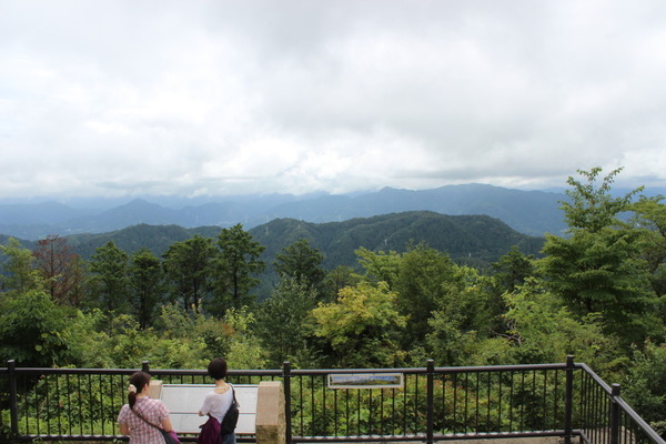 山頂付近からの眺め……雲が広がっていて、残念な眺望。