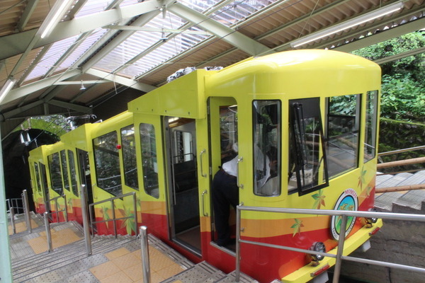 高尾山のケーブルカー。かわいい。