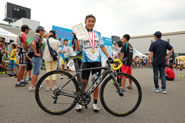 ちゃりん娘所属の太郎田水桜、シマノ鈴鹿ロードレースでWINNERジャージ獲得