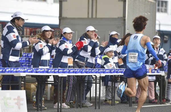 【横浜マラソン】帆船日本丸に給水所が出現！ 横浜マラソン名物「給水パフォーマンス」実施