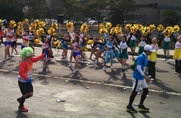 【横浜マラソン】帆船日本丸に給水所が出現！ 横浜マラソン名物「給水パフォーマンス」実施