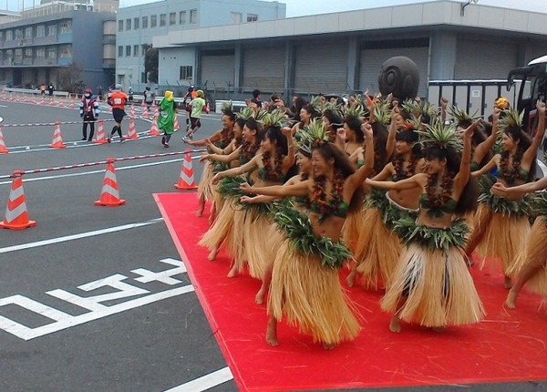 【横浜マラソン】帆船日本丸に給水所が出現！ 横浜マラソン名物「給水パフォーマンス」実施