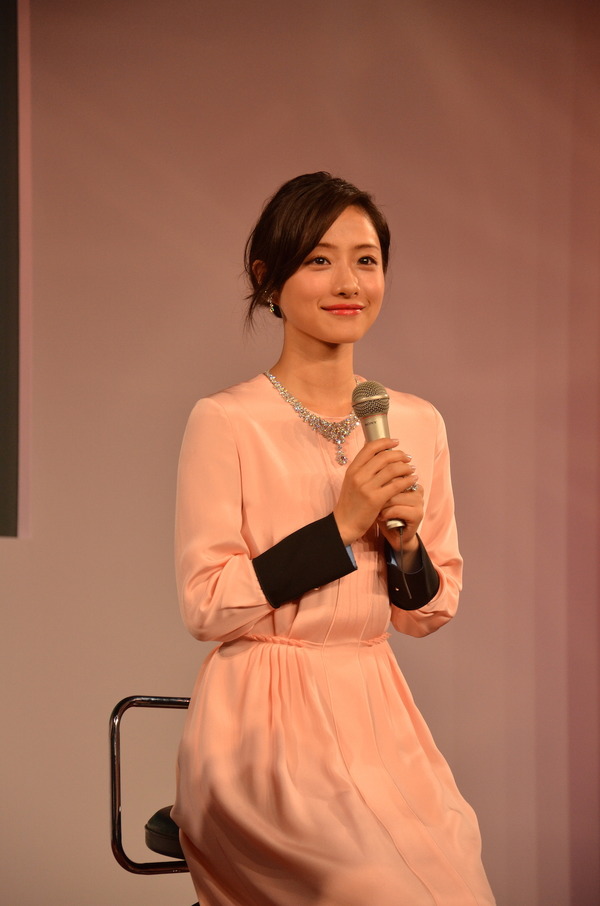 石原さとみ、ジュエリー業界が選ぶ「ウーマン オブ ザ イヤー」受賞