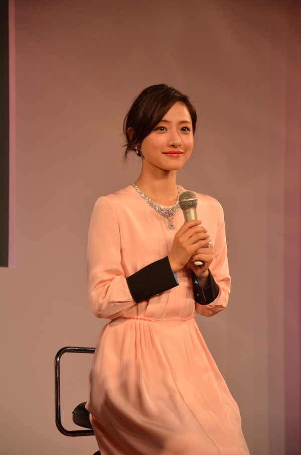 石原さとみ、ジュエリー業界が選ぶ「ウーマン オブ ザ イヤー」受賞