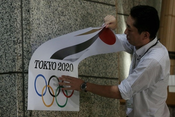 使用中止が決まり撤去される東京五輪エンブレム（9月1日）