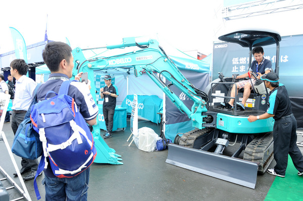 SUPER GT 第5戦に展示されたKOBELCOの重機