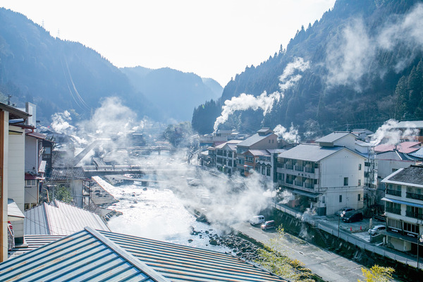 湯けむりに包まれる温泉街。ここに2泊する予定（写真提供）杖立温泉観光協会