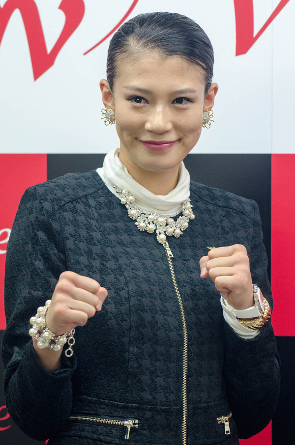 モデルボクサー・高野人母見が「WBO女子世界スーパーフライ級タイトルマッチ」に挑戦。協栄ボクシングジムで記者会見（2015年9月7日）