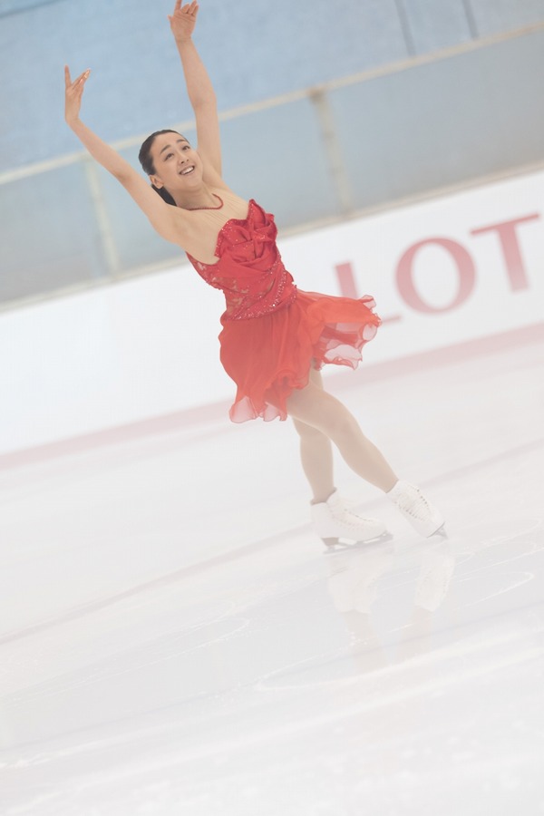 浅田真央＆羽生結弦、2人の自分を演じる…ガーナミルクチョコレート新CM