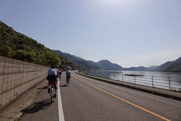 朝の陽光が浴びながら交通量の少ない道を快走する。右手は波の穏やかな瀬戸内の入り江