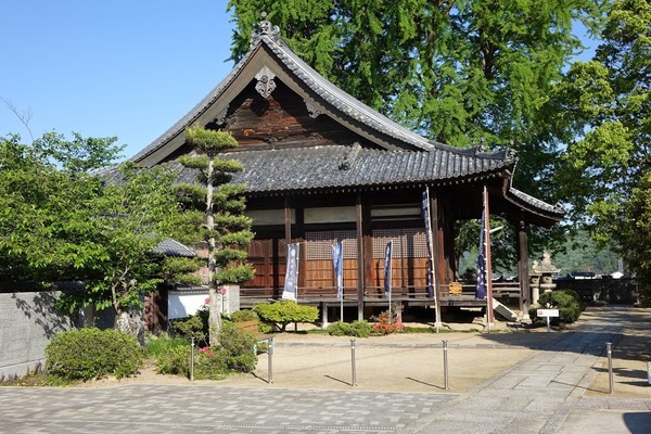 黒田官兵衛の曽祖父（高政）と祖父（重隆）の墓がある岡山県福岡の妙興寺。連休中でもゆっくり見学できる