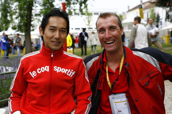 　世界最大の自転車レース、ツール・ド・フランスは7月17日、ピレネー山麓の町ラブラネから地中海沿岸のナルボンヌへ。スタート地点に近いトゥールーズ近郊を拠点とする日本チーム、梅丹本舗・GDRの浅田顕監督も顔を出し、かつてのチームメートと談笑した。