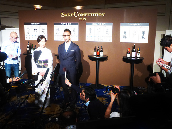 きき酒イベント「SAKE COMPETITION」の表彰式が開催。中田英寿と和久井映見が登壇した（2015年9月14日）