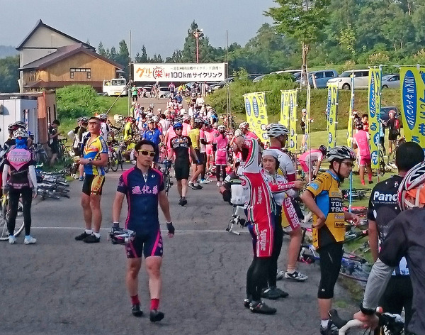 グルっとまるごと栄村100kmサイクリングのスタート前。累積標高が2800mに達する難コースに、多くのサイクリストが挑んだ（写真提供）輪工房