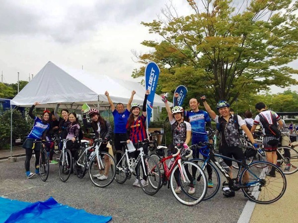 シルベストサイクルの山崎敏正さん（右から5番目）もスタート・ゴール会場に駆け付けた