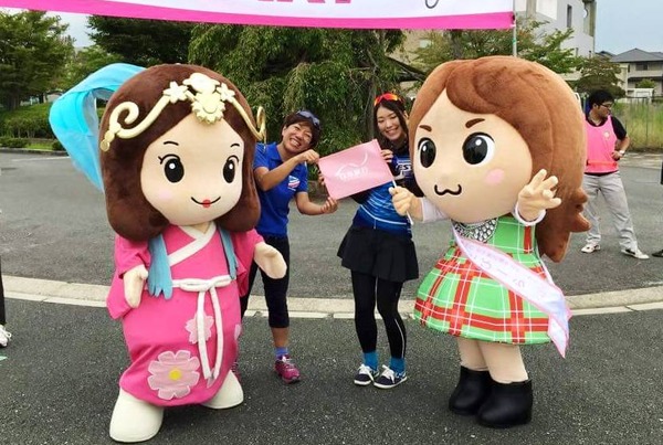 ゆるキャラたびーらちゃん（右）と木津川市のいづみ姫と写真を撮影するシルベストサイクルの渕上記理子さん（左）と徳丸みの里さん