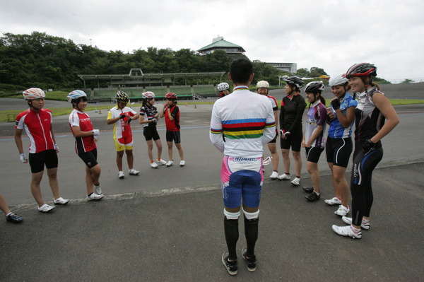 藤田征樹は女の子たちを対象にした自転車の夏季キャンプにゲストとして登場。頑張れば世界チャンピオンになれることを伝えた
