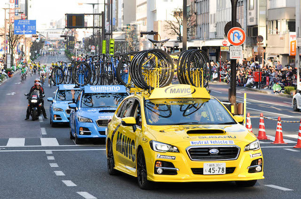 サポートカーの隊列（ジャパンカップクリテリウム14）