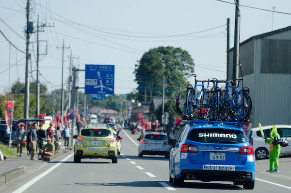 プレスカーの車窓から。田野の交差点付近（ジャパンカップ14）