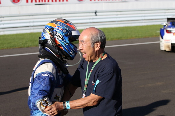 勝利を喜ぶ土屋親子（左：武士、右：春雄氏）。