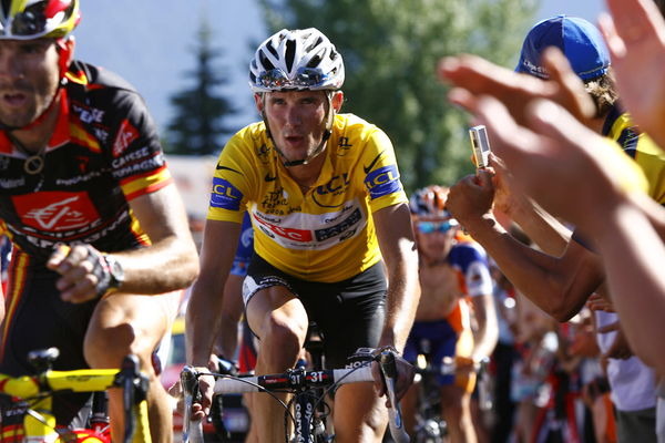 　ツール・ド・フランスは第17ステージでアルプスの難関ステージを終え、スペインのカルロス・サストレ（33＝CSC）がチームメートのフランク・シュレック（28＝ルクセンブルク）に替わって総合1位のマイヨジョーヌを獲得した。しかし山岳スペシャリストのサストレは最終