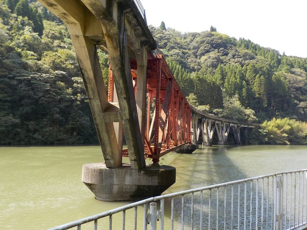 高千穂鉄道の数ある遺構のなかでも白眉といえる第3五ヶ瀬川橋梁