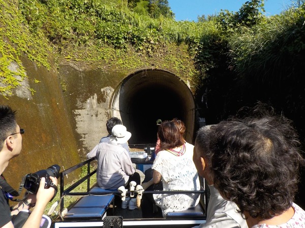 観光客を乗せ、トンネルへと突入するスーパーカート