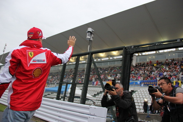 F1日本GP木曜ピットウォーク＆サイン会の様子