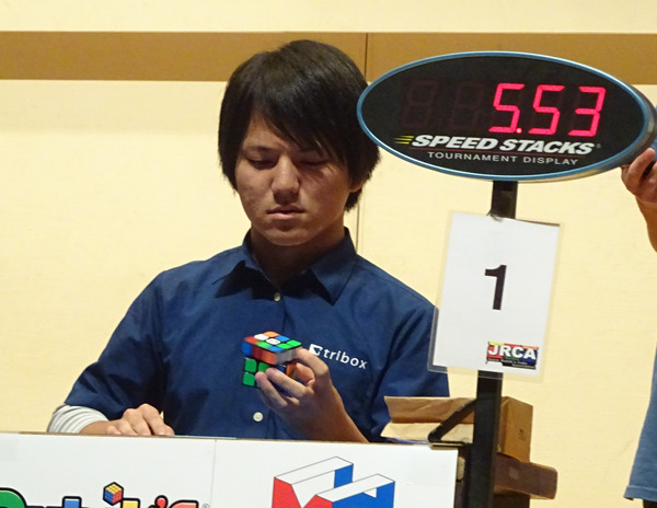 ルービックキューブで日本記録、片手部門13.35秒！伏見有史さん