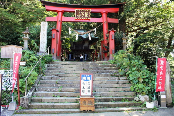 大鳥居の中央が県境。