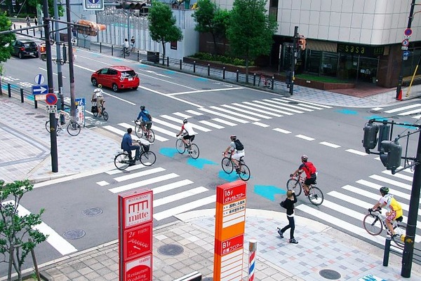 アピール走行のコースに設定されている大阪市内初の本町通りの自転車レーン