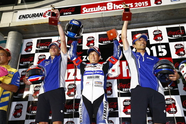 2015鈴鹿8耐SSTクラスで優勝した「team R1 & YAMALUBE」。