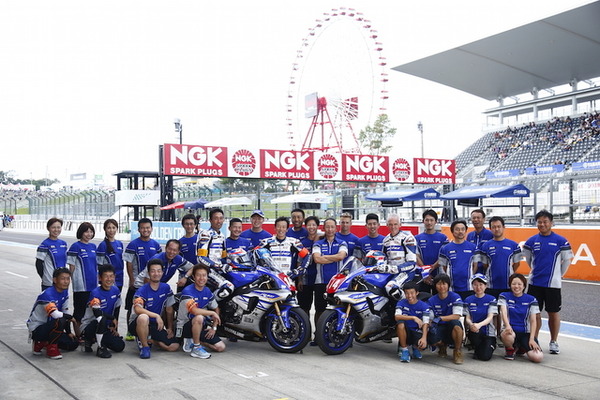 2015鈴鹿8耐SSTクラスで優勝した「team R1 & YAMALUBE」。