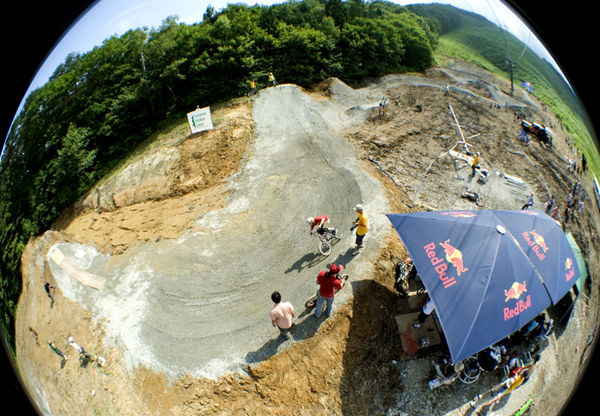 　7月26日（土）、長野県白馬八方尾根スキー場でMTB/BMXのコースを建設するイベント“Red Bull Digger（レッドブル・ディガー）”が開催され、コース完成を記念する走行イベントが行われた。