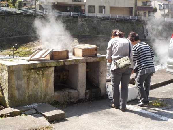 温泉街に散在する蒸し場。持ち込んだ食材を調理する人もいるが、地元の店では蒸し物セットを売っている