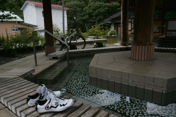 関東の温泉地として知られる水上温泉郷は一汗かいたサイクリングのあとに欠かせない。手ごろな価格で入れる日帰り温泉も数多くある。写真はコース途中の湯檜曽で見つけた足湯