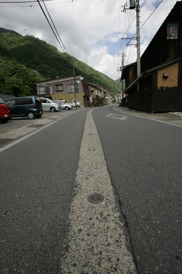 群馬県北部の水上は冬になると積雪するエリア。そのため道路上には「消雪装置」があり、路面排水のための鋼材を格子状に組んだ溝蓋「グレーチング」がいたるところに設置される。細身のタイヤを装備するスポーツバイクにとっては難敵