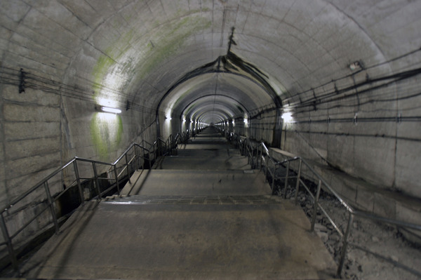 最も近い土合駅からは5km弱だが、下りホームは地下深くにあり、462段の階段を自転車を持って上らないといけない