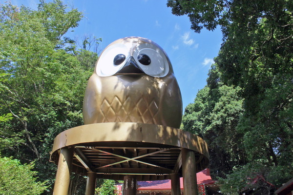 本宮神社にある日本一の大フクロウ像。7メートルの高さにある。