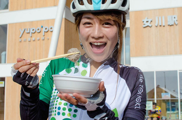 最初のエイドステーションで女川汁を楽しむ水越ユカ（ツール・ド・東北2015）