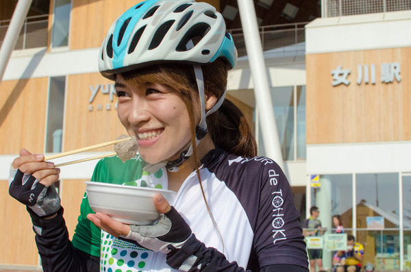 最初のエイドステーションで女川汁を楽しむ水越ユカ（ツール・ド・東北2015）